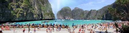 PHI PHI ISLAND,THAILAND-JANUARY 3, 2015:Tourists on the wonderful Maya beach of Phi Phi Leh island Thailand on 3 January, 2015.のeditorial素材
