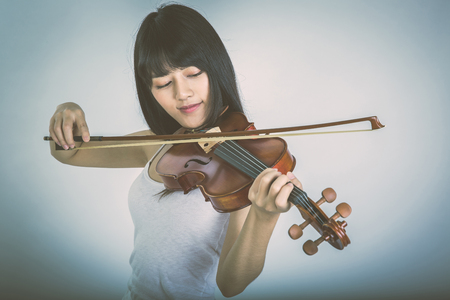 beautiful girl playing the violinの写真素材