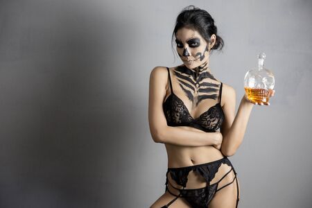 woman in day of the dead mask skull face art. Halloween face artの写真素材