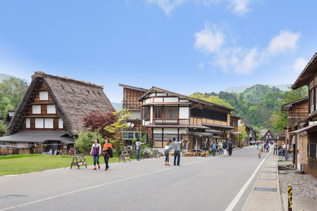 Foto de GIFU,JAPAN - 10 Mayl,2015 : Shirakawago Declared a UNESCO world heritage site in 1995, Shirakawago is famous for their traditional gassho-zukuri farmhouses, The village is surrounded by abundant nature. - Imagen libre de derechos