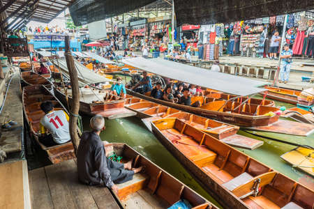 Ratchaburi-Thailand July 27 2017: Damnoen Saduak Floating Market is a merchandise and food market using traditional wooden boats on the famous river of Ratchaburi, Thailand.のeditorial素材
