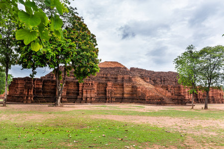Khao Klang Nok is part of the Si Thep historical park. It is an architecture in the Dvaravati period in Phetchabun Province, Thailand.の写真素材