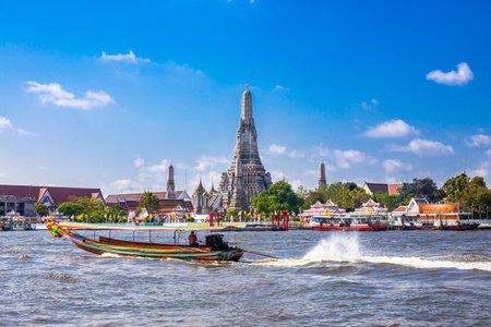 Wat Arun with the Chao Phraya River and boats in front is a popular destination for tourists around the world. Bangkok Thailandの写真素材