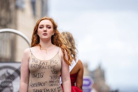 Edinburgh, Scotland, UK. 18th August, 2019. A performer on The Royal Mile promoting the show Beauty Is Pain at Paradise In The Vault venue 29 during the Edinburgh Fringe Festivalのeditorial素材
