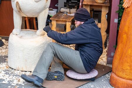 London, UK 5th January, 2020. Wood carver working on a large sculpture of Winnie the Poohのeditorial素材