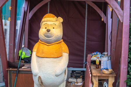 London, UK 5th January, 2020. Wood carver working on a large sculpture of Winnie the Poohのeditorial素材