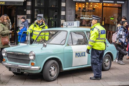 London, January 26, 2020. Policemans standing by his police car.Police sign on an Austin patrol car.AUSTIN1300 Police Panda carのeditorial素材