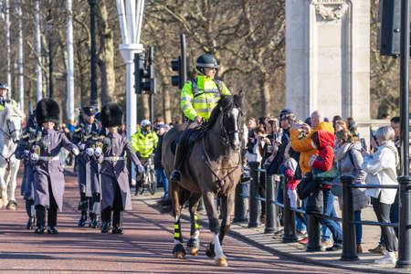 Mounted Met police officer outside Buckingham Palace. London, January 30, 2022のeditorial素材