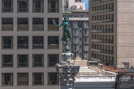The Victory Statue atop the Dewey Memorial in Union Square, San Franciscoのeditorial素材