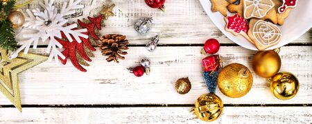 Christmas gingerbread cookies on plate onto white wooden table . Top view long horizontal Xmas decorations banner design frame .の写真素材