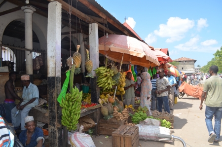 Sellers offer fruit and vegetables in the city market on 12 December 2013 in Stone Town, Tanzania のeditorial素材