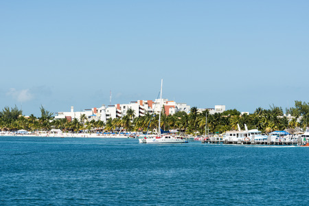 Tourists enjoy the sunny weather and relaxing on the beach on 21 January 2015 in Isla Mujeres, Mexico. The island is located 8 miles east of Cancun in the Gulf of Mexico.のeditorial素材