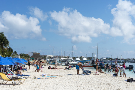 Tourists enjoy the sunny weather and relaxing on the beach on 21 January 2015 in Isla Mujeres, Mexico. The island is located 8 miles east of Cancun in the Gulf of Mexico.のeditorial素材