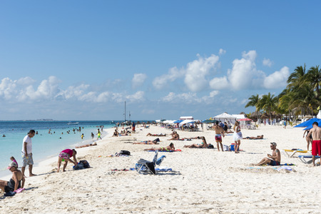 Tourists enjoy the sunny weather and relaxing on the beach on 21 January 2015 in Isla Mujeres, Mexico. The island is located 8 miles east of Cancun in the Gulf of Mexico.のeditorial素材