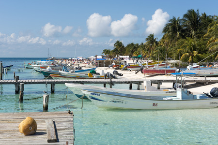 Tourists enjoy the sunny weather and relaxing on the beach on 21 January 2015 in Isla Mujeres, Mexico. The island is located 8 miles east of Cancun in the Gulf of Mexico.のeditorial素材