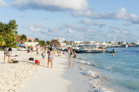 Tourists enjoy the sunny weather and relaxing on the beach on 21 January 2015 in Isla Mujeres, Mexico. The island is located 8 miles east of Cancun in the Gulf of Mexico.のeditorial素材
