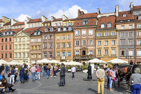 Tourists from all over the world visit the Old Town Market Place on 16 September 2015 in Warsaw, Poland.のeditorial素材