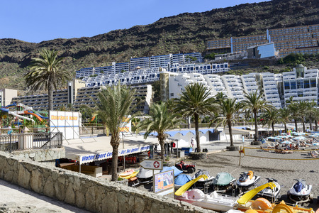 Tourists enjoy the sunny weather and relaxing on the Atlantic ocean beach on 26 November 2015 in Taurito, Gran Canaria Island.のeditorial素材