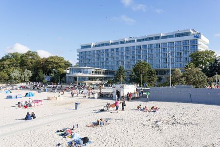 Tourists enjoy the sunny weather and relaxing on the Baltic sea beach on 15 August 2016 in Kolobrzeg, Poland.のeditorial素材