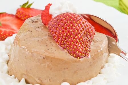 food, dark chocolate, white pudding, panna cotta, pretty, closeup, cooked, cuisine, strawberry, strawberries, whipped cream, cooking, decoration, dessert, sweet, fresh, fruit, jelly, gourmet, tasty indulgence, italian, cocoa, dairy products, soft, cream, の写真素材