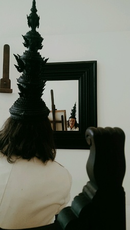 Man looking at himself in the mirrorの素材