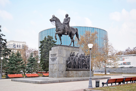 RUSSIA, MOSCOW - November 11.2014: Monument to the field marshal Kutuzov on a background building of the Borodino panoramaのeditorial素材