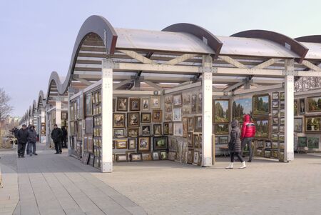 MOSCOW, RUSSIA - March 28.2015 : Exhibition and sale of pictures on an vernissage on the Crimean embankmentのeditorial素材