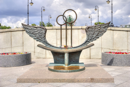 MOSCOW, RUSSIA - July 24.2015: Bench reconciliation. The sculptural composition for honeymooners on Luzhkov Bridgeのeditorial素材
