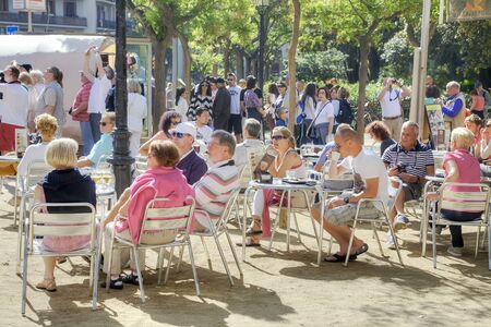 BARCELONA, SPAIN - May 5.2014: Tourists in the city have a rest in a summer cafeのeditorial素材