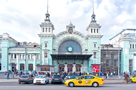 MOSCOW, RUSSIA - September 02.2016: Cars and passengers at the entrance to the Belorussky railway terminalのeditorial素材