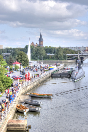 KALININGRAD, RUSSIA - September 15.2008: Citizens stroll on the promenade of the Pregolya Riverのeditorial素材