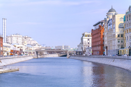 MOSCOW, RUSSIA - March 28.2015: Patriarshy bridge on the Vodootvodny Canal.Embankment Bolotnaya and Yakimanskayaのeditorial素材