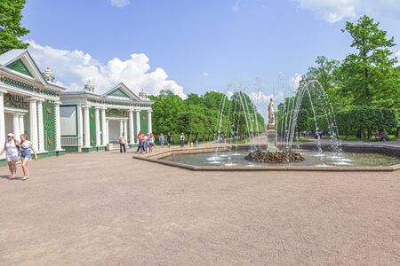 PETERHOF, RUSSIA - June 07.06: The territory of the Nizhniy Park. Eve Fountainのeditorial素材