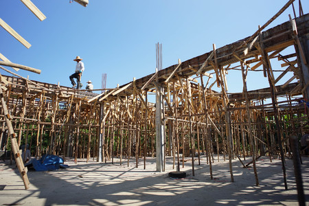 The wood support of the making reinforced steel concrete bar of the house under construction with the sunshine and clear sky in a hot day.のeditorial素材