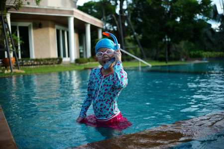 Asian little girl enjoy swimmingの写真素材