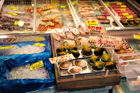 Tsukiji, Japan:November 18,2023-The various type of seafood selling in the morning fresh seafood market at Tsukijiのeditorial素材