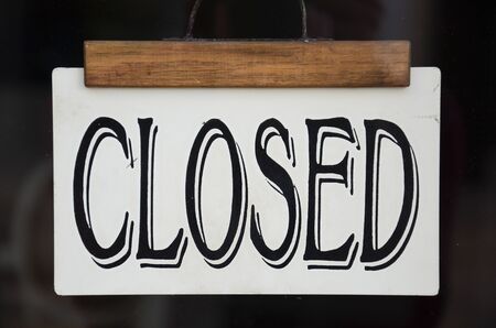 Sign Closed on the front window of a store. Black sign in Western-style font. Restaurants, bars and shops closed due to coronavirus, COVID-19 pandemic. Economical crisis, depression.の写真素材