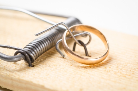 golden wedding ring on mousetrapの写真素材