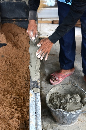 construction mason worker bricklayer making a brickwork with trowel and cement mortar 
の写真素材