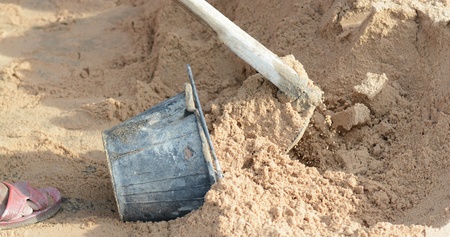 Scoop the sand.の写真素材