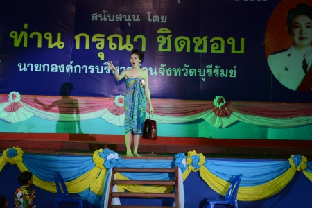 BURIRAM - October 13: Unidentified Contest Show talent homosexuals Contest of Long boat racing 2013 final on October 13, 2013 at the Satuk Buriram, Thailandのeditorial素材