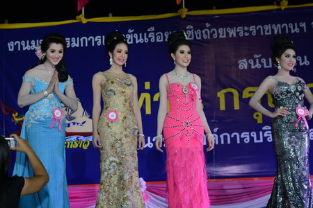 BURIRAM - October 13: Unidentified Contest Show talent homosexuals Contest of Long boat racing 2013 final on October 13, 2013 at the Satuk Buriram, Thailandのeditorial素材