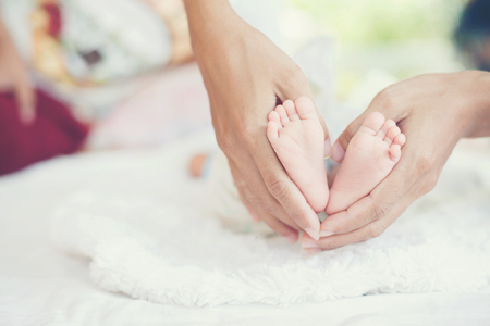 Newbron Baby feet in the mother hands.の写真素材
