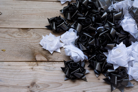 black and white plastic flower on wood pallet backgroundの写真素材