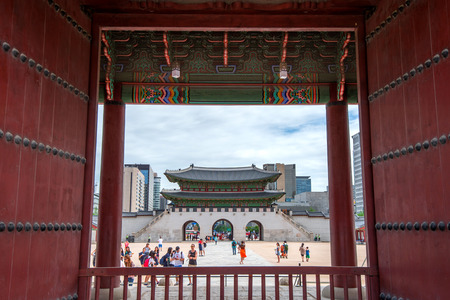 SEOUL, SOUTH KOREA - JULY 17: Tourists taking photos of the beautiful scenery around Gyeongbokgung Palace on July 17, 2015 in Seoul, South Korea.のeditorial素材