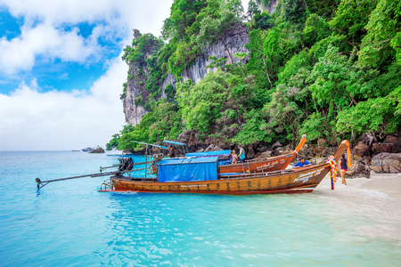KRABI - DECEMBER 1: Long boat and tourist at Maya bay in Phi Phi Island. Photo taken on December 1,2016 in Krabi, Thailand.のeditorial素材