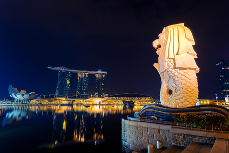 SINGAPORE - AUG 10 ,2017 : Merlion statue and cityscape in Singapore.のeditorial素材