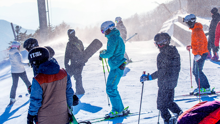 DEOGYUSAN,KOREA - FEBRUARY 9: Skier skiing on Deogyusan Ski Resort in winter in South Korea.のeditorial素材