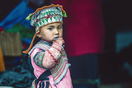 YUANYANG,CHINA - MARCH 1 : China children wearing tribal dress at market in Yuanyang, China on March 1, 2017.のeditorial素材