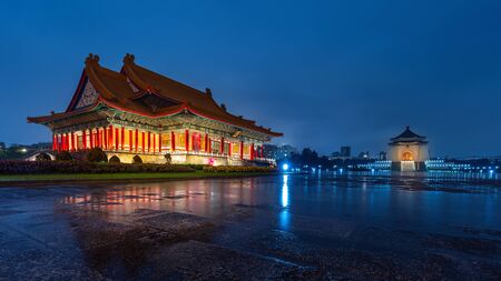 Chiang Kai Shek Memorial Hall at night in Taipei, Taiwan.の写真素材